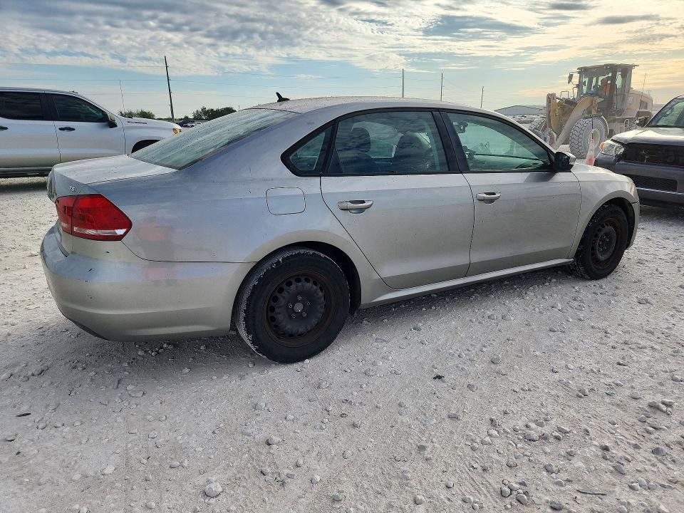 Снимка 3 от търг – 2014 VOLKSWAGEN PASSAT с VIN 1VWAS7A33EC052824