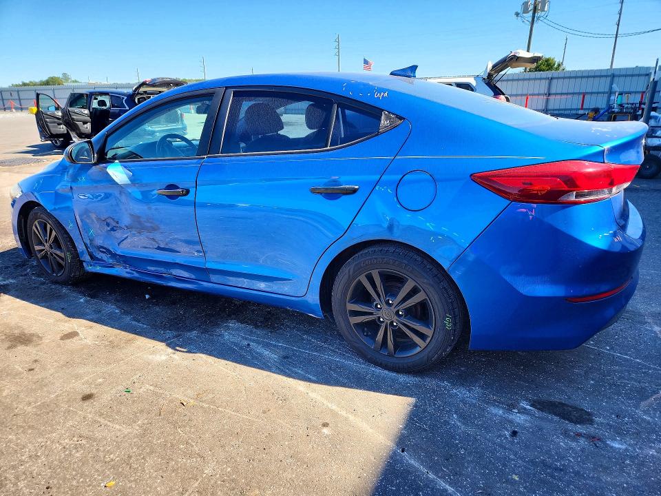 Снимка 2 от търг – 2017 HYUNDAI ELANTRA с VIN 5NPD84LF8HH053951