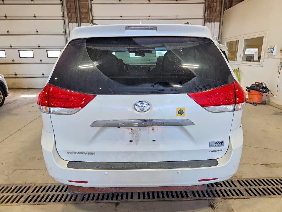 Снимка 6 от търг – 2011 TOYOTA SIENNA с VIN 5TDYK3DCXBS122884