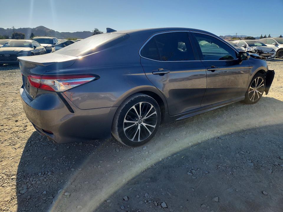 Снимка 3 от търг – 2019 TOYOTA CAMRY с VIN 4T1B11HK9KU282048