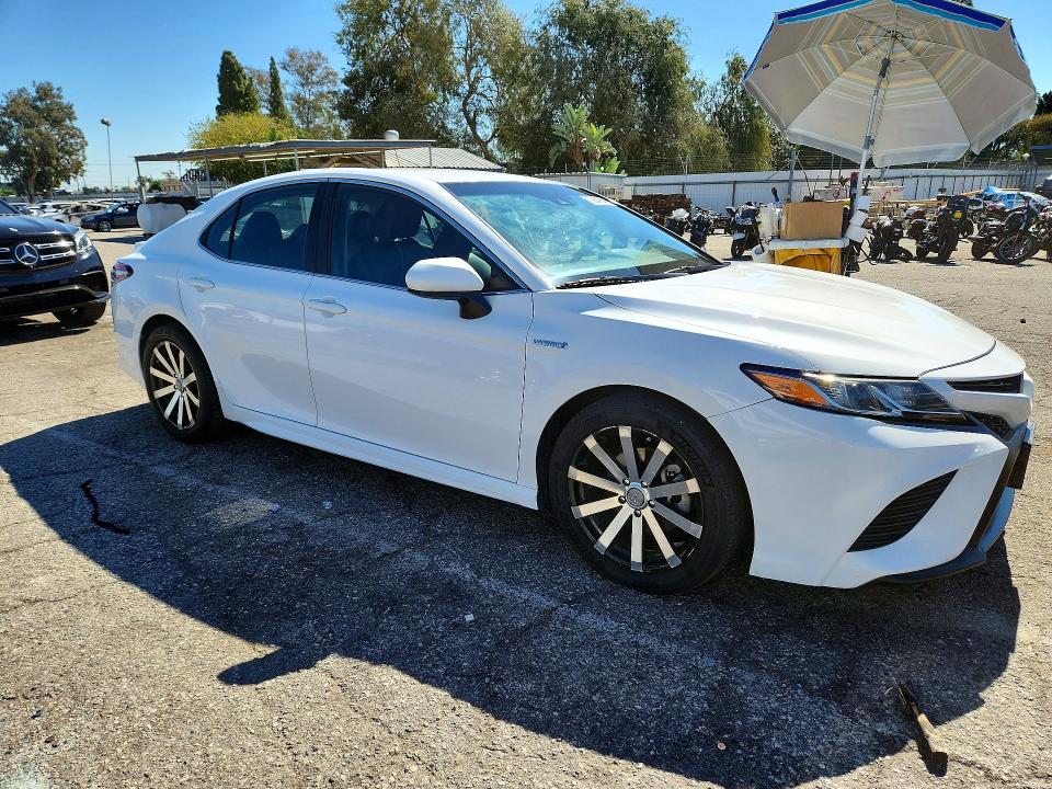 Снимка 4 от търг – 2018 TOYOTA CAMRY HYBRID с VIN 4T1B21HK7JU006172