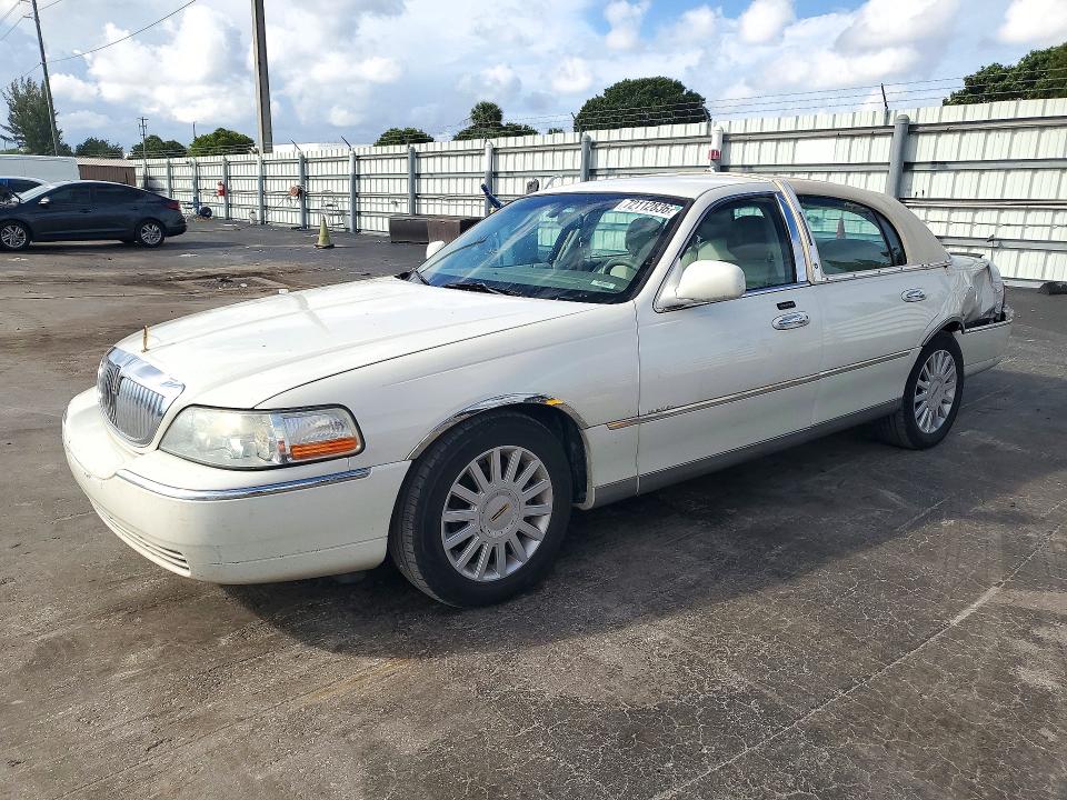 LINCOLN TOWN CAR 2005 with VIN 1LNHM81W75Y649243 - Photo from auction