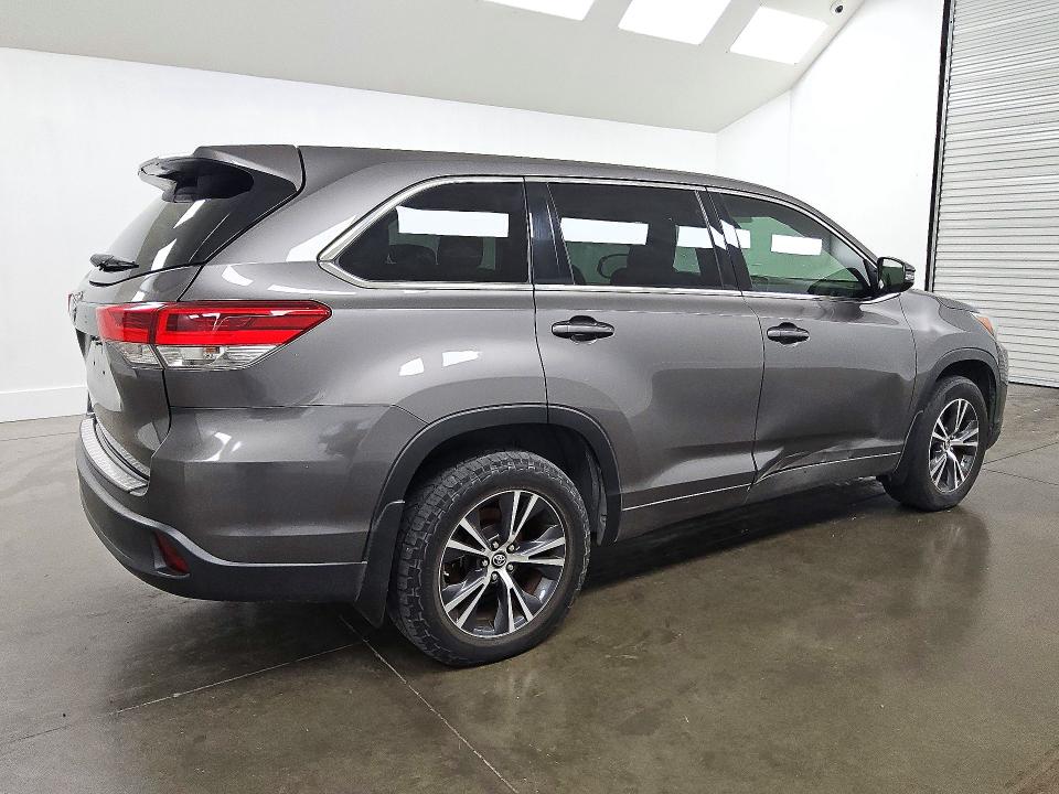 Photo 3 from auction – 2017 TOYOTA HIGHLANDER with VIN 5TDZARFHXHS032310