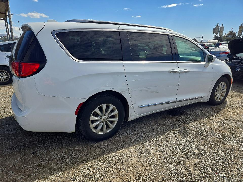 Photo 3 from auction – 2019 CHRYSLER PACIFICA with VIN 2C4RC1BG9KR548263