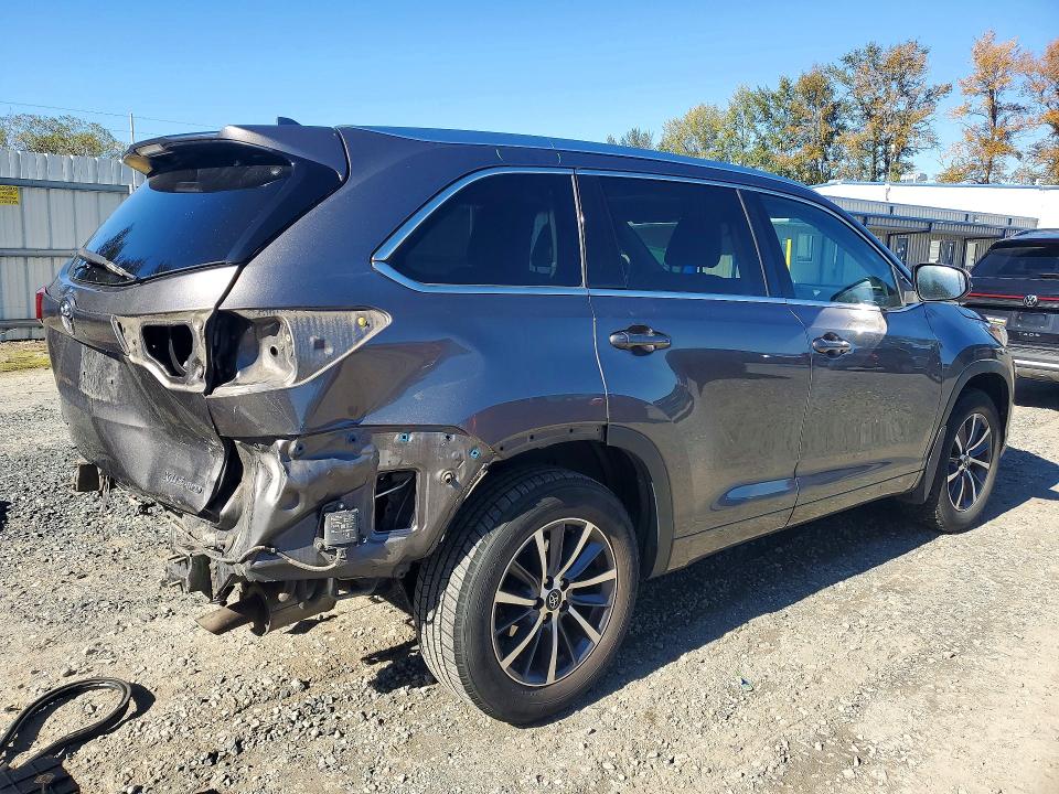 Photo 3 from auction – 2017 TOYOTA HIGHLANDER with VIN 5TDJZRFH1HS511396