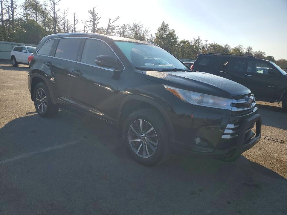 Photo 4 from auction – 2017 TOYOTA HIGHLANDER with VIN 5TDJZRFH6HS512253