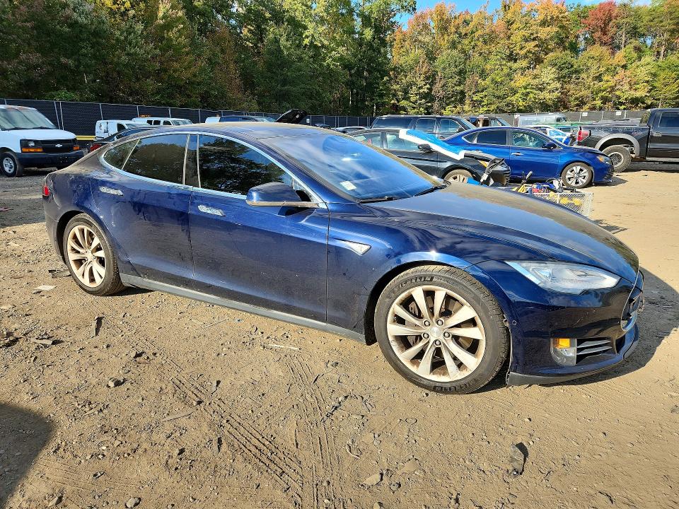 Снимка 4 от търг – 2015 TESLA MODEL S с VIN 5YJSA1H28FF087531