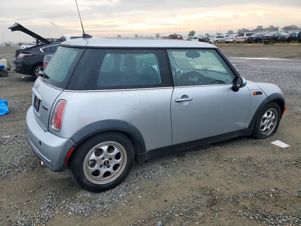 Foto 3 de la subasta – 2005 MINI COOPER con VIN WMWRC33525TK62810