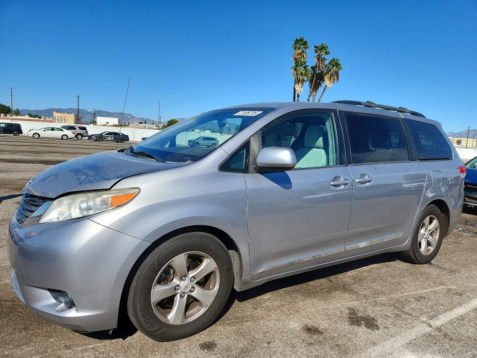 TOYOTA SIENNA 2012 с VIN 5TDKK3DC3CS254960 - Снимка от търг