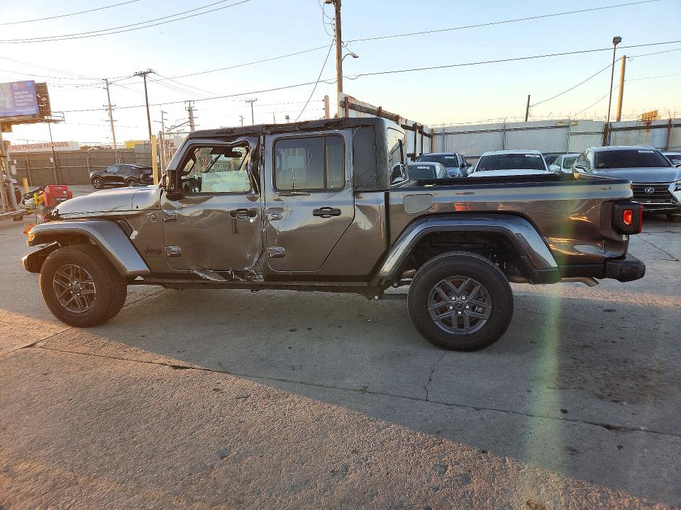 Photo 2 from auction – 2025 JEEP GLADIATOR with VIN 1C6PJTAG8SL543212
