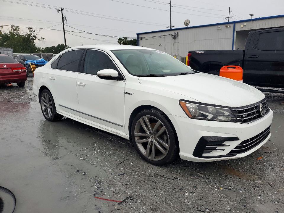 Снимка 4 от търг – 2017 VOLKSWAGEN PASSAT с VIN 1VWDT7A34HC048313