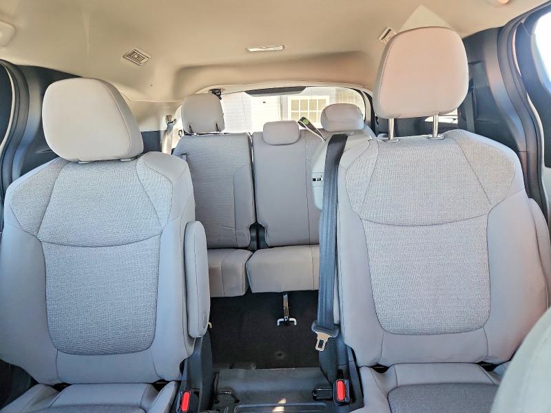 Photo 10 from auction – 2026 TOYOTA SIENNA with VIN 5TDKRKEC1TS295463