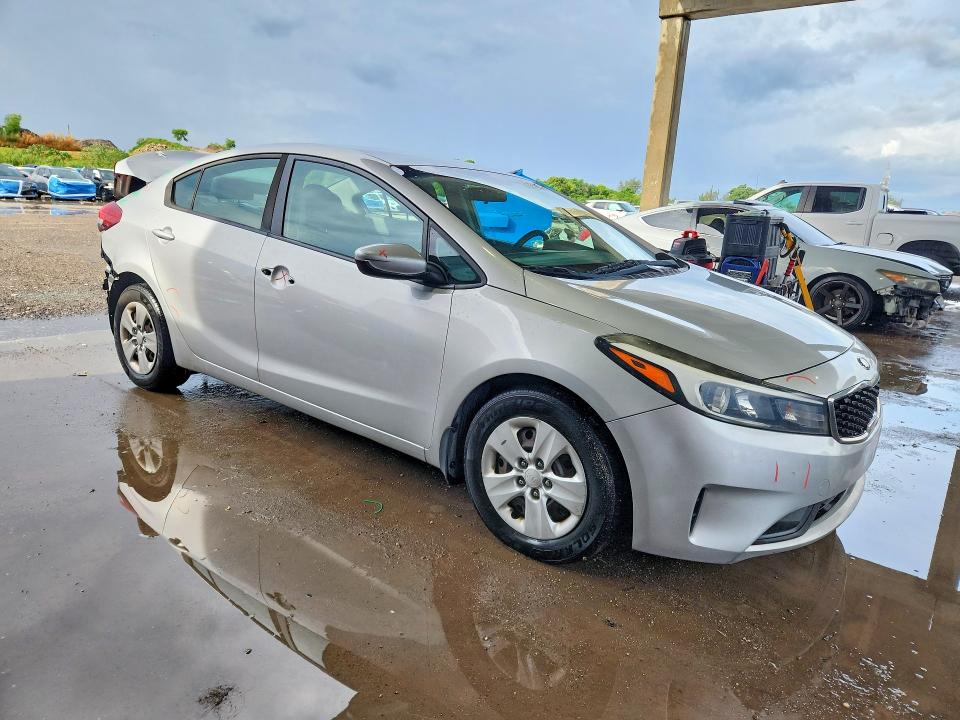Zdjęcie 4 z aukcji – 2018 KIA FORTE z VIN 3KPFL4A74JE248216