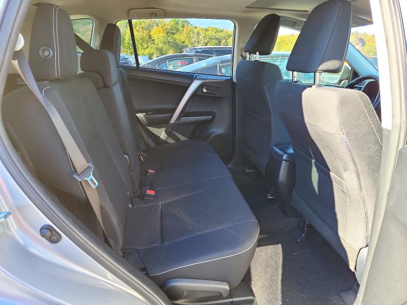 Снимка 10 от търг – 2018 TOYOTA RAV4 с VIN JTMRFREV6JD256992