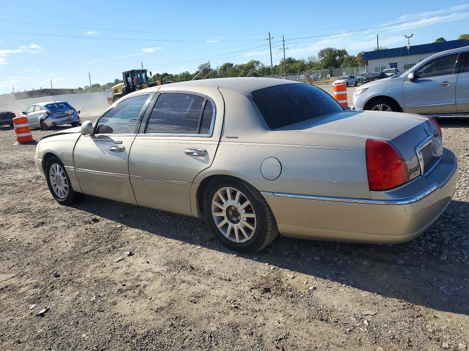 Снимка 2 от търг – 2007 LINCOLN TOWN CAR с VIN 1LNHM81V07Y606888