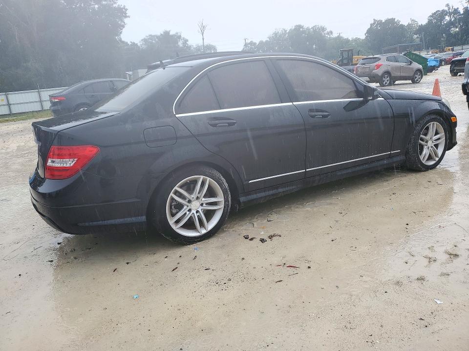 Photo 3 from auction – 2014 MERCEDES-BENZ C with VIN WDDGF4HB7EA932360
