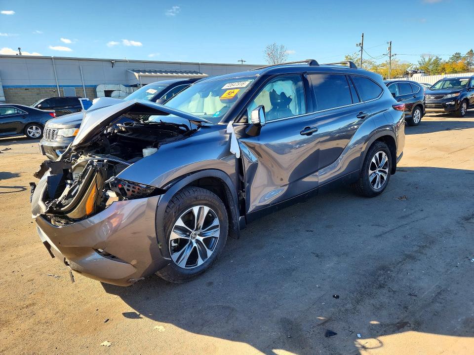 TOYOTA HIGHLANDER 2021 z numerem VIN 5TDGZRBH4MS528493 - Zdjęcie z aukcji