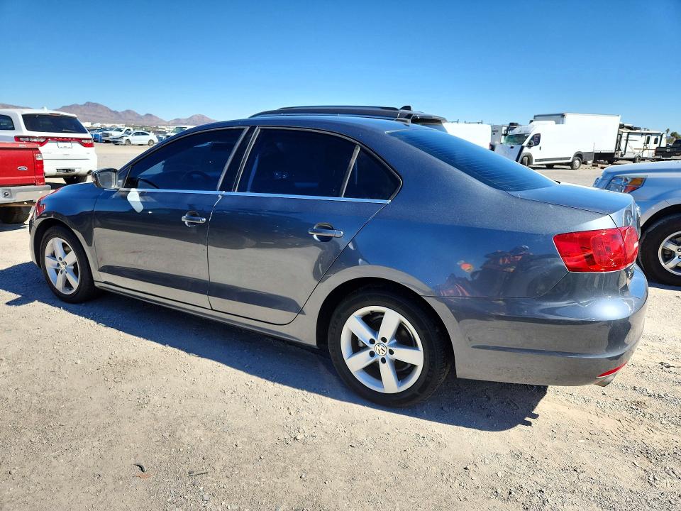 Снимка 2 от търг – 2014 VOLKSWAGEN JETTA с VIN 3VWD17AJ8EM239229
