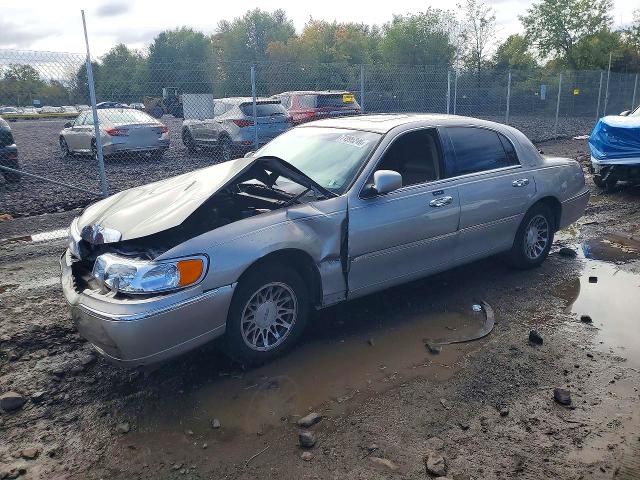 LINCOLN TOWN CAR 2001 with VIN 1LNHM82W01Y620885 - Photo from auction