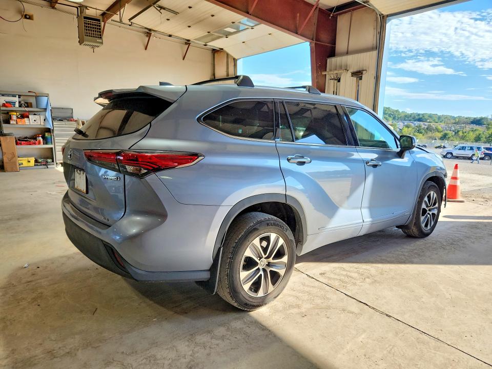 Photo 3 from auction – 2022 TOYOTA HIGHLANDER HYBRID with VIN 5TDGBRCH8NS081946