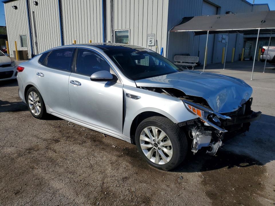 Foto 4 de la subasta – 2016 KIA OPTIMA con VIN 5XXGU4L32GG065182