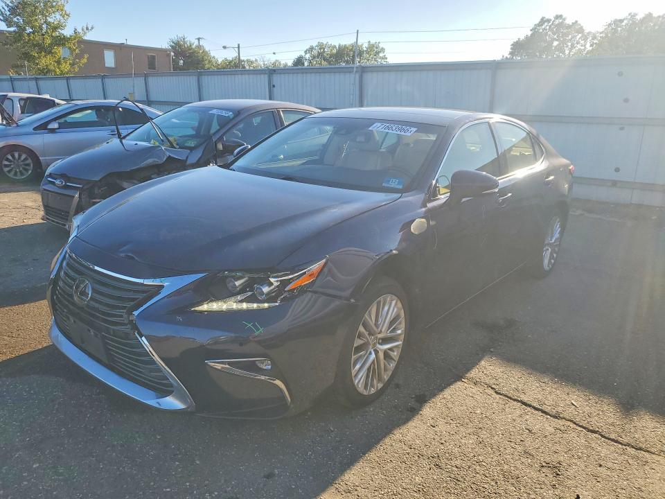 LEXUS ES 2016 مع رقم تعريف المركبة JTHBK1GG8G2223301 - صورة من المزاد