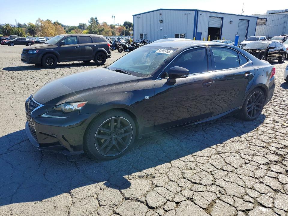 LEXUS IS 2014 مع رقم تعريف المركبة JTHBF1D27E5036527 - صورة من المزاد