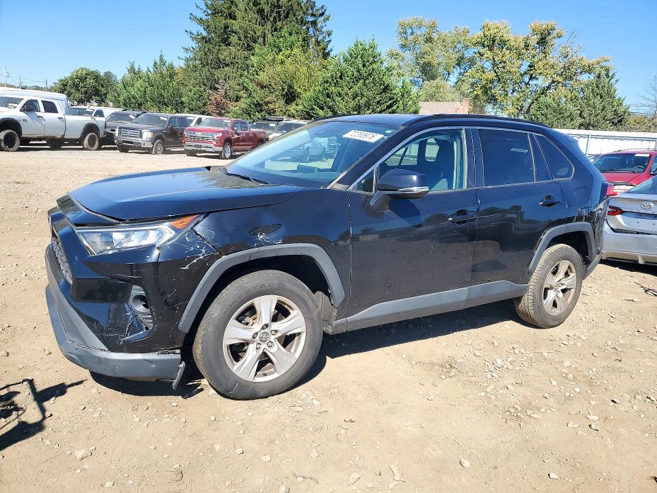 TOYOTA RAV4 2021 с VIN 2T3W1RFV9MC100499 - Снимка от търг