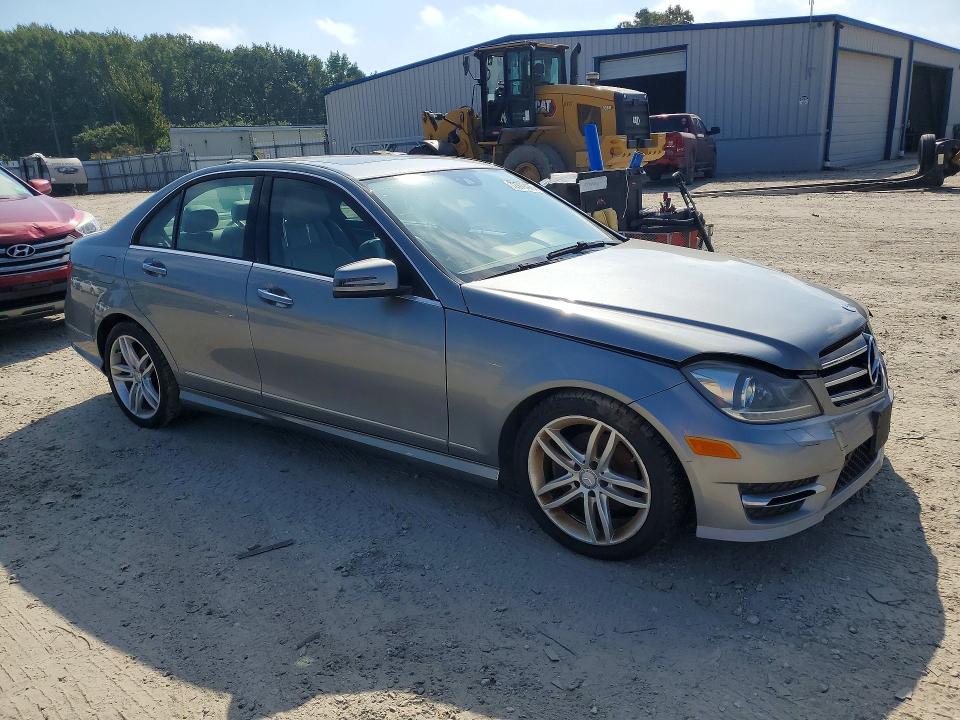 Снимка 4 от търг – 2013 MERCEDES-BENZ C с VIN WDDGF4HB7DA823914