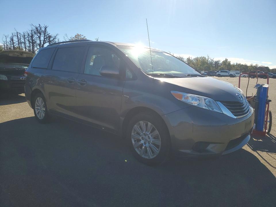 Снимка 4 от търг – 2012 TOYOTA SIENNA с VIN 5TDJK3DC4CS036389