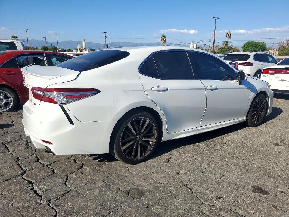 Снимка 3 от търг – 2018 TOYOTA CAMRY с VIN 4T1B61HK4JU030238