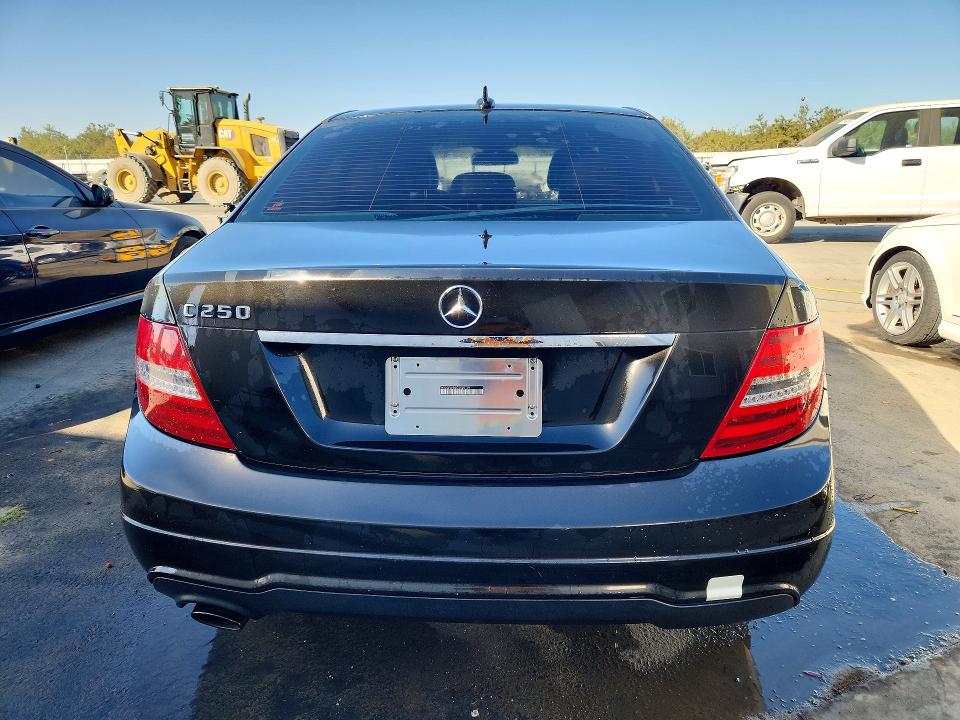 صورة رقم 6 من المزاد - 2012 MERCEDES-BENZ C مع VIN WDDGF4HB2CA625109