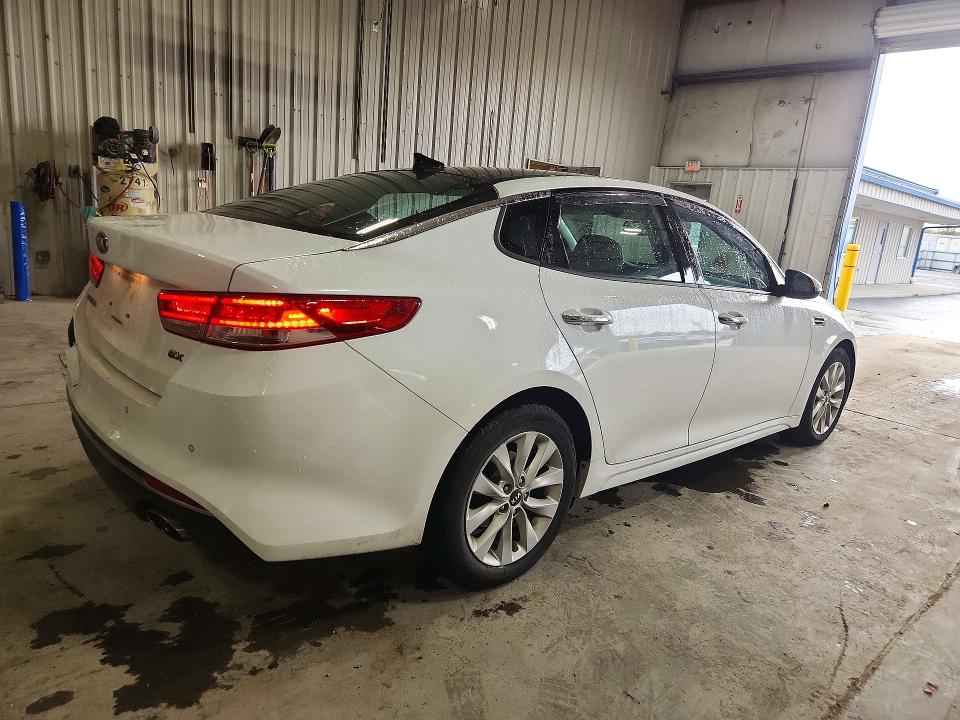Foto 3 de la subasta – 2016 KIA OPTIMA con VIN 5XXGU4L36GG102542