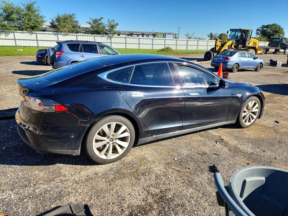 Снимка 3 от търг – 2015 TESLA MODEL S с VIN 5YJSA1S2XFF082713