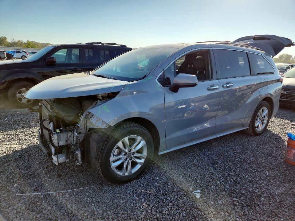 TOYOTA SIENNA 2023 z numerem VIN 5TDCSKFCXPS092309 - Zdjęcie z aukcji