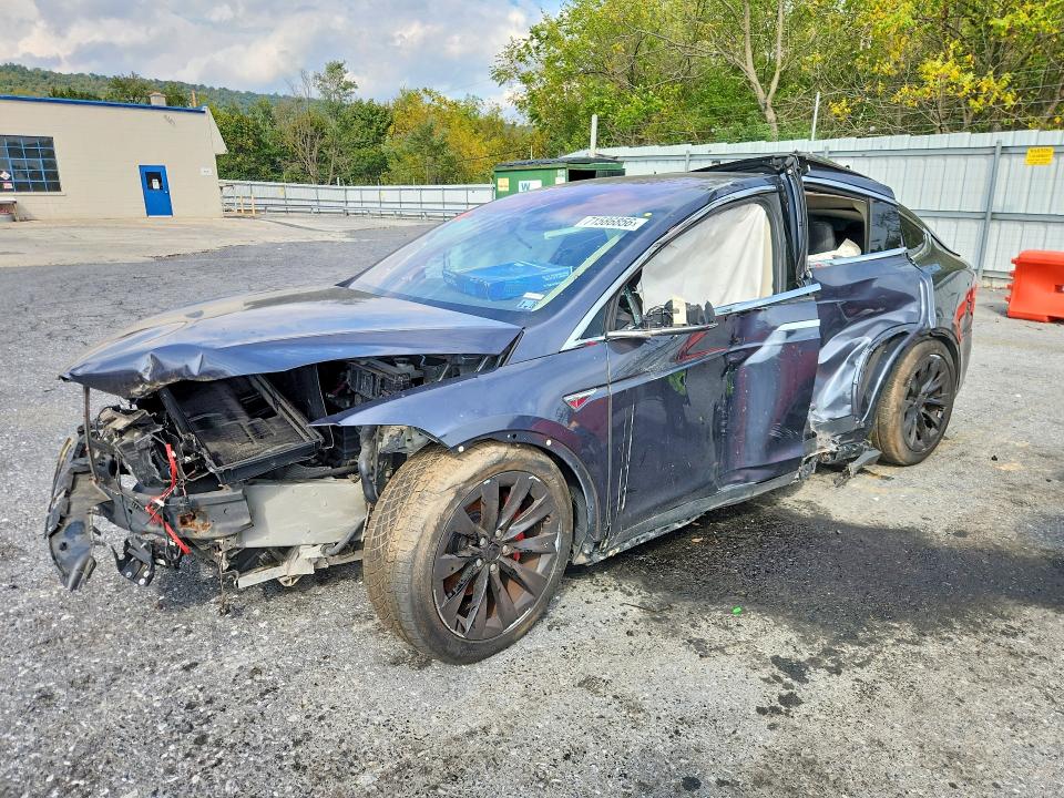 TESLA MODEL X 2016 مع رقم تعريف المركبة 5YJXCBE40GF004445 - صورة من المزاد