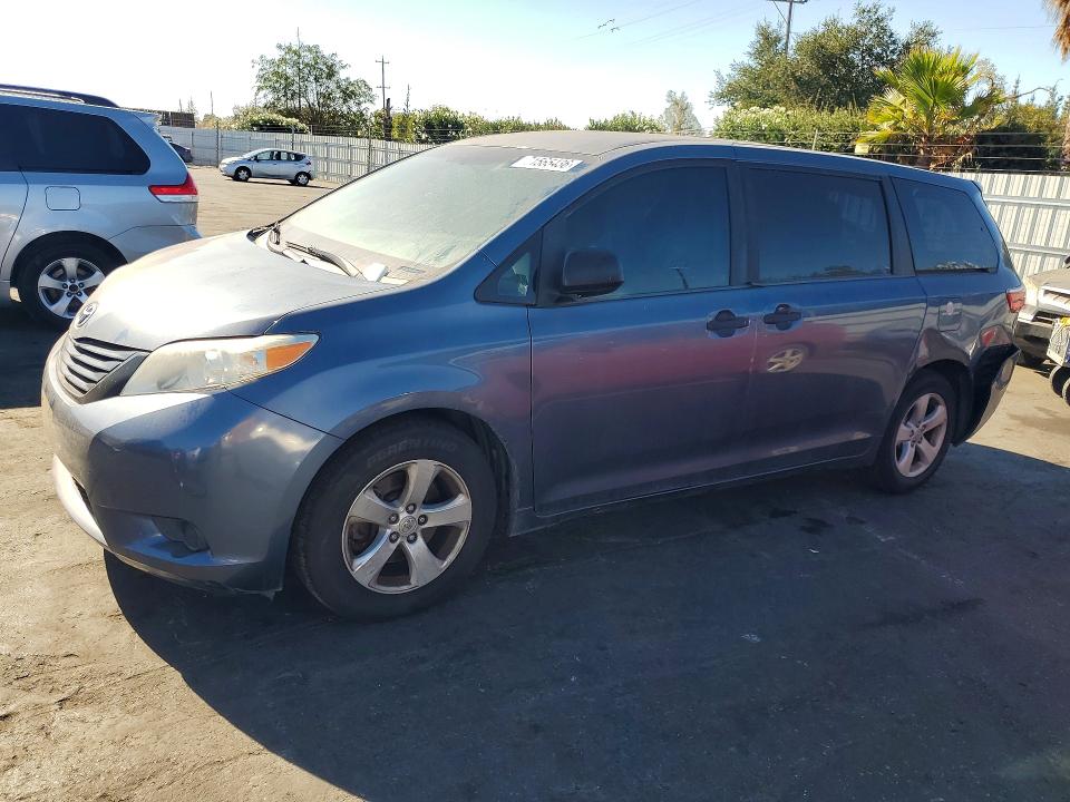 Снимка 1 от търг – 2015 TOYOTA SIENNA с VIN 5TDZK3DC6FS556276