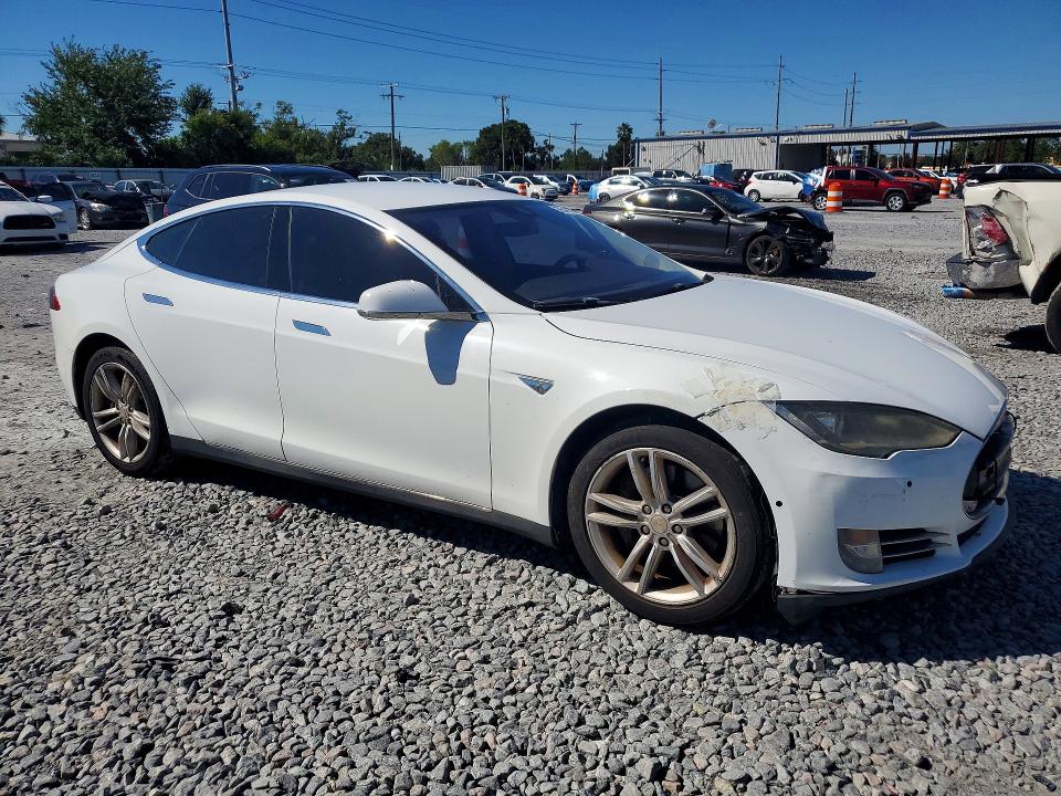 Снимка 4 от търг – 2014 TESLA MODEL S с VIN 5YJSA1S10EFP64859