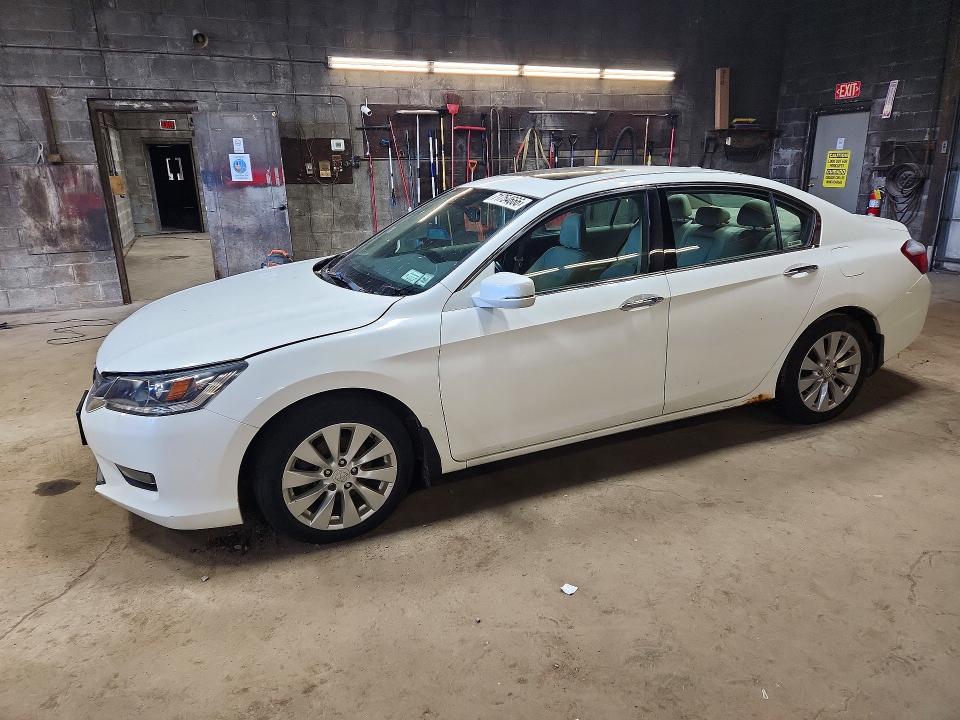 HONDA ACCORD 2015 с VIN 1HGCR3F8XFA004742 - Снимка от търг
