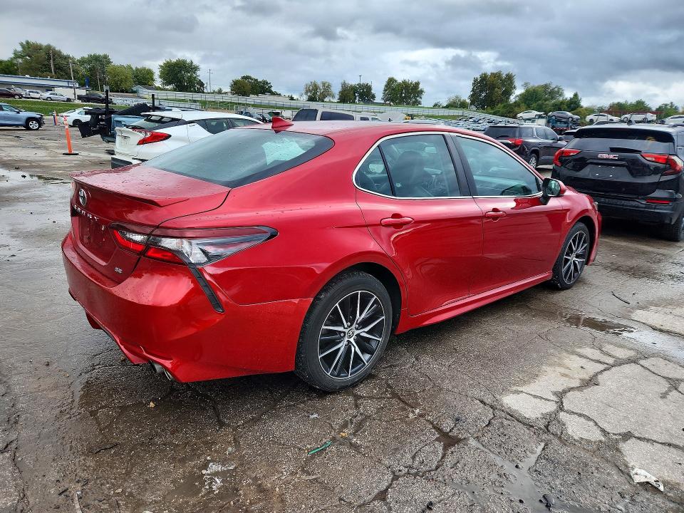 Снимка 3 от търг – 2021 TOYOTA CAMRY с VIN 4T1G11AK1MU427666