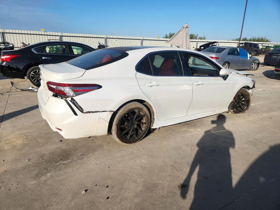 Снимка 3 от търг – 2018 TOYOTA CAMRY с VIN 4T1B61HK1JU120236