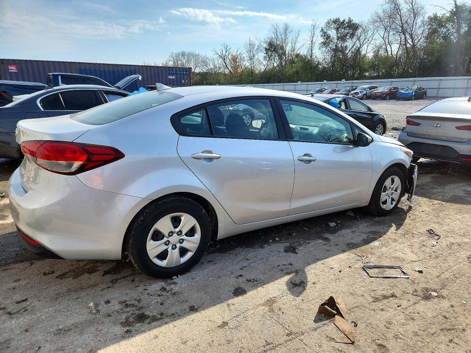 Снимка 3 от търг – 2017 KIA FORTE с VIN 3KPFL4A79HE022280