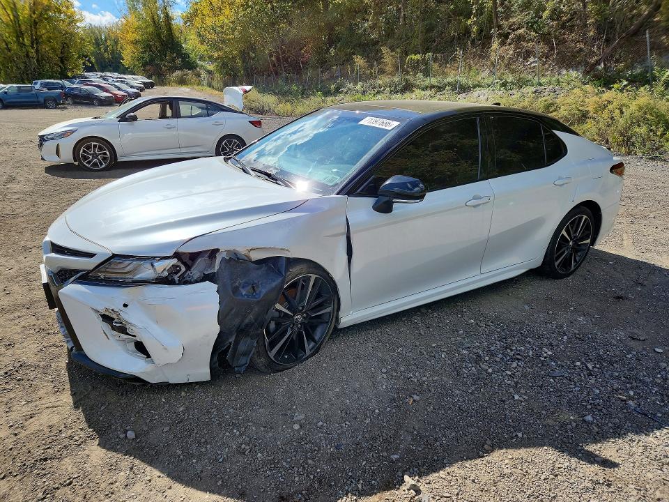 TOYOTA CAMRY 2018 с VIN 4T1BZ1HK0JU014738 - Снимка от търг