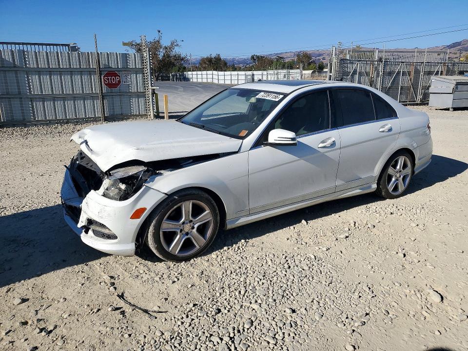 Снимка 1 от търг – 2011 MERCEDES-BENZ C с VIN WDDGF5EB8BR171829
