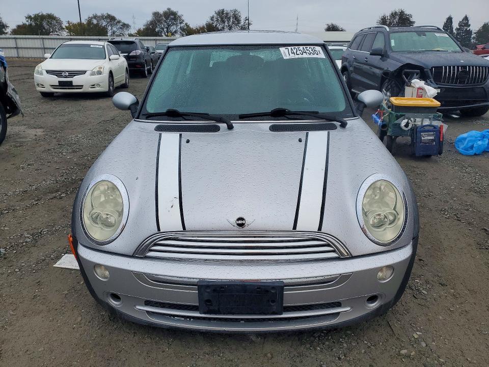 Foto 5 de la subasta – 2005 MINI COOPER con VIN WMWRC33525TK62810