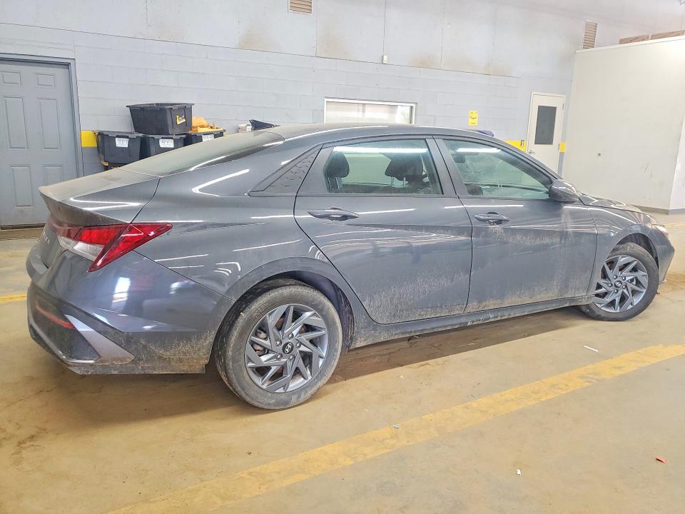 Снимка 3 от търг – 2024 HYUNDAI ELANTRA с VIN KMHLM4DG8RU768911