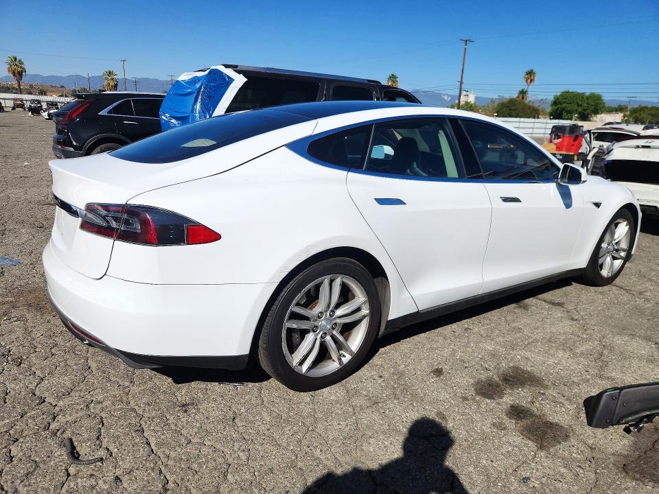 Снимка 3 от търг – 2013 TESLA MODEL S с VIN 5YJSA1AC7DFP10881