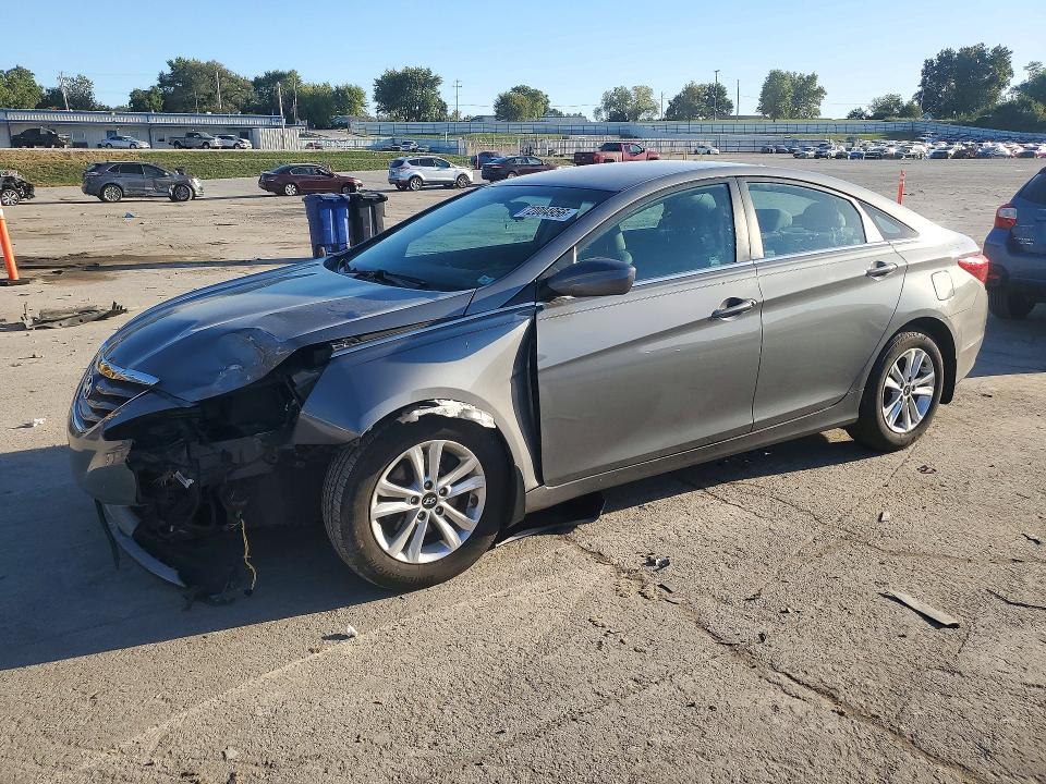 Снимка 1 от търг – 2013 HYUNDAI SONATA с VIN 5NPEB4AC8DH745846