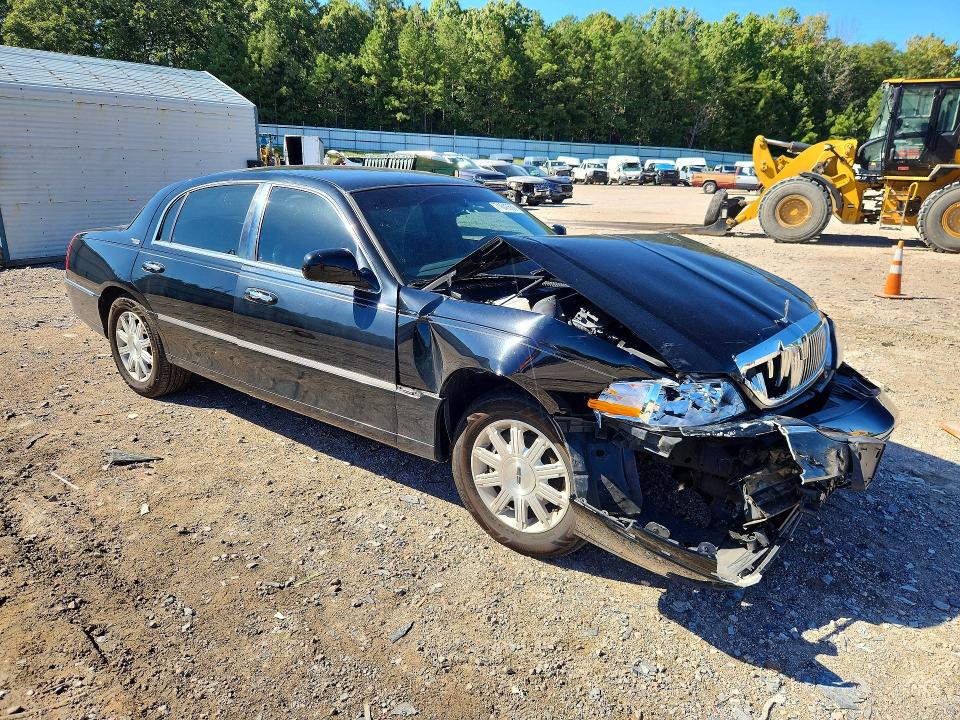 Снимка 4 от търг – 2011 LINCOLN TOWN CAR с VIN 2LNBL8CV2BX760744
