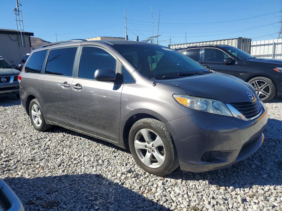 Снимка 4 от търг – 2012 TOYOTA SIENNA с VIN 5TDKK3DCXCS206534